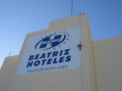 Cartel publicitario en un edificio 1