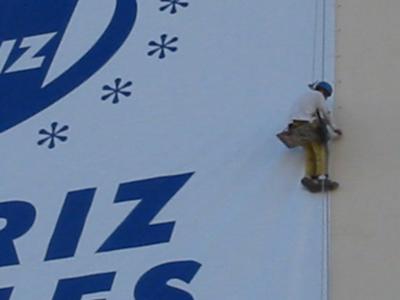 Cartel publicitario en un edificio 2